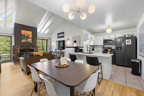 ثلاجة، ميكروويف، فرن، موقد طهي مسطح