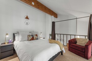 3 bedrooms, desk, iron/ironing board, travel cot - New Pool, Hot Tub & Sauna | 3BR Condo Sleeps 8 (Silverthorne)