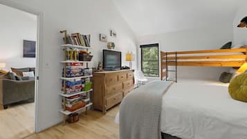 3 bedrooms, desk, iron/ironing board, travel crib