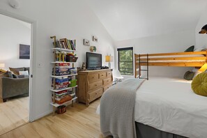 3 bedrooms, desk, iron/ironing board, travel crib