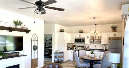 French Country Farmhouse -15 min from Glacier NP-Whitefish Mtn, & Flathead Lake!