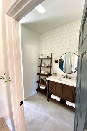 Shower, hair dryer, towels, shampoo - French Country Farmhouse -15 min from Glacier NP-Whitefish Mtn, & Flathead Lake! (Columbia Falls)