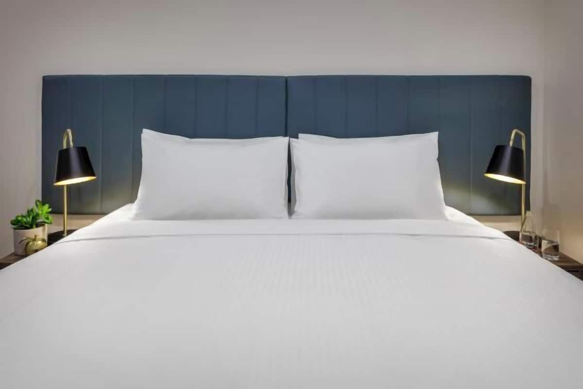 Ropa de cama de alta calidad y camas con pillow-top