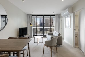 Departamento urbano, 2 habitaciones, balcón | Área de sala de estar | Smart TV