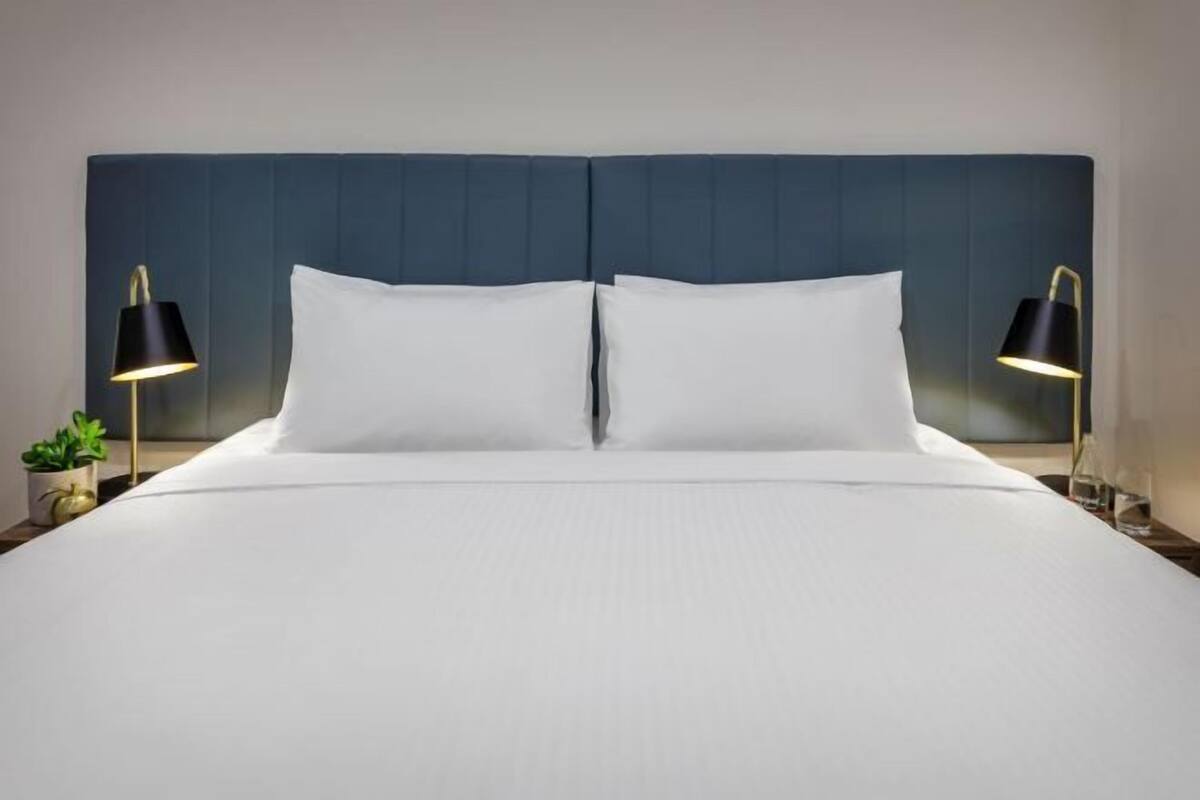 Ropa de cama de alta calidad y camas con pillow-top
