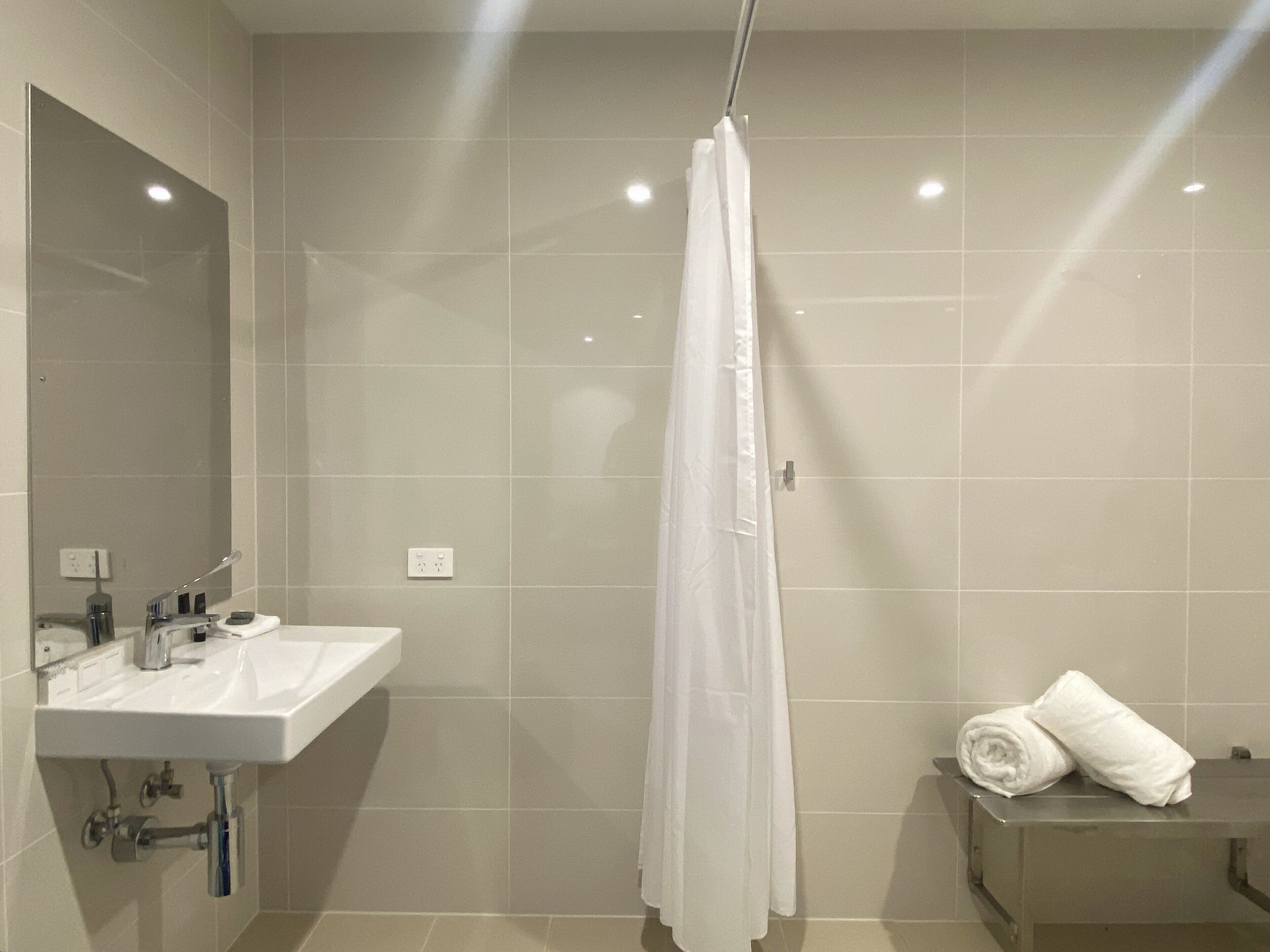 Ducha, artículos de tocador gratuitos, secador de pelo, toallas