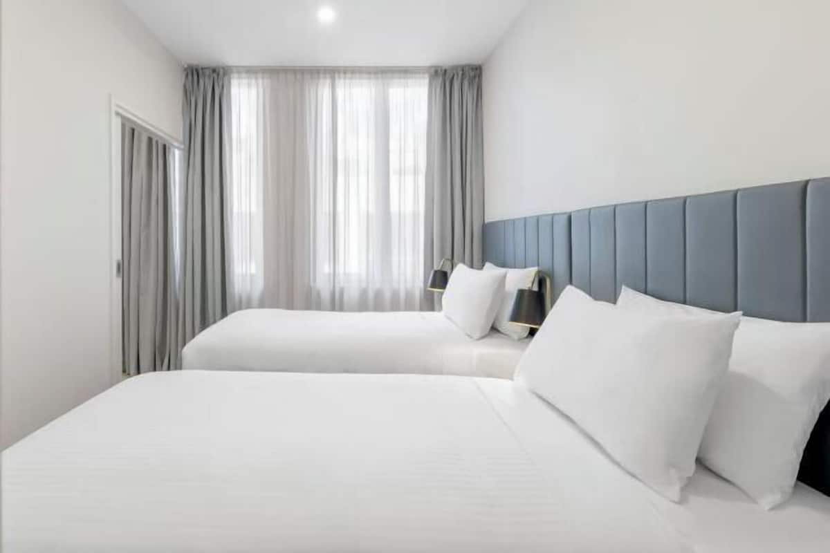 Ropa de cama de alta calidad y camas con pillow-top