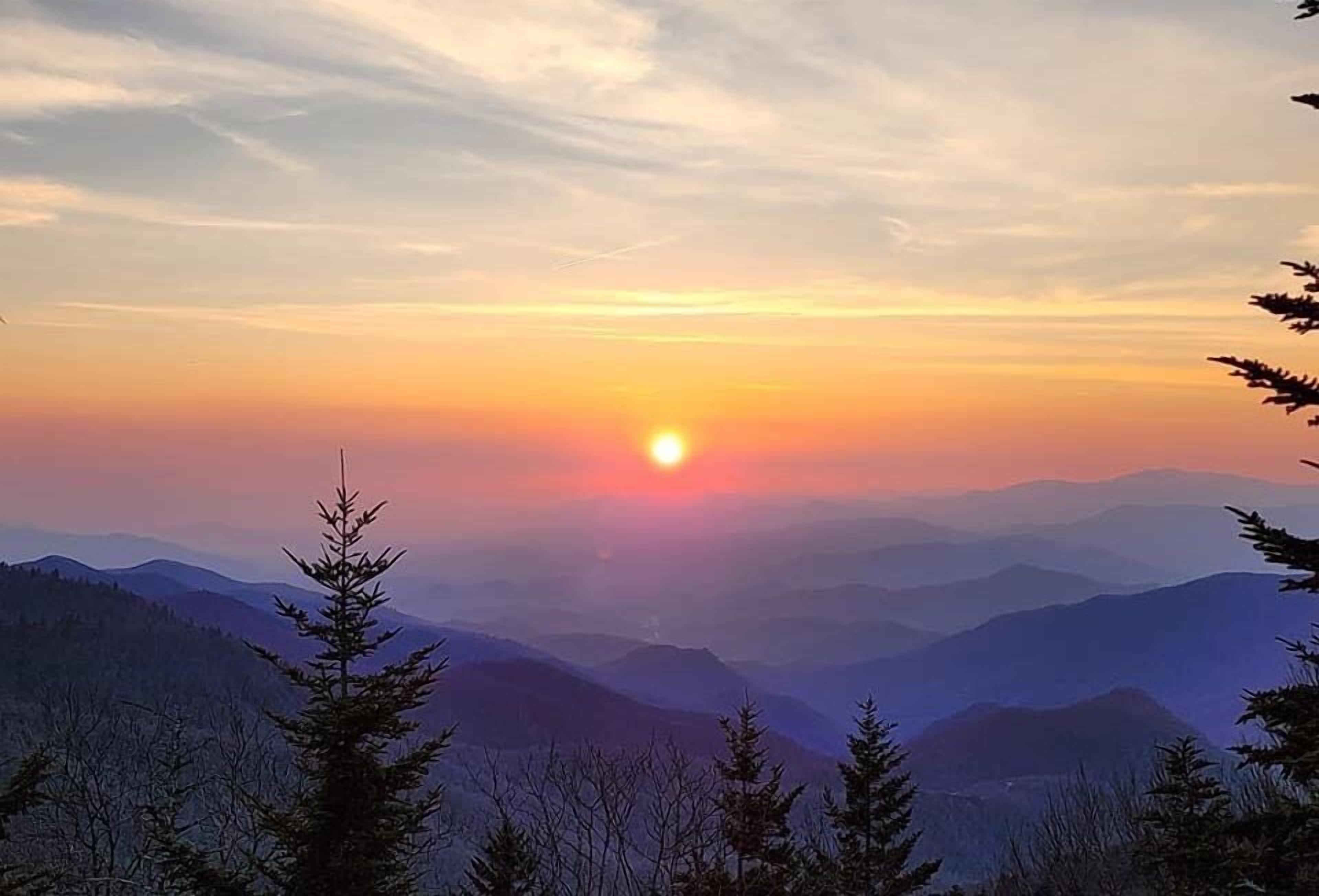 Paisagem montanhosa com pôr do sol.