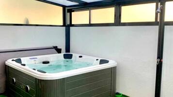 Indoor spa tub