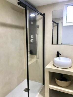 تجهيزات دش، مجففات شعر، مناشف، صابون
