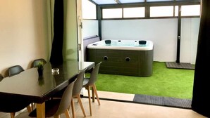 A modern room with a glass door leading to a hot tub area. - LAS GAVIOTAS 9B APARTMENT (Tarifa)