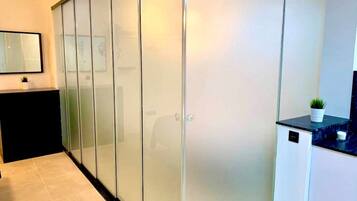 2 slaapkamers, een strijkplank/strijkijzer, gratis wifi, beddengoed