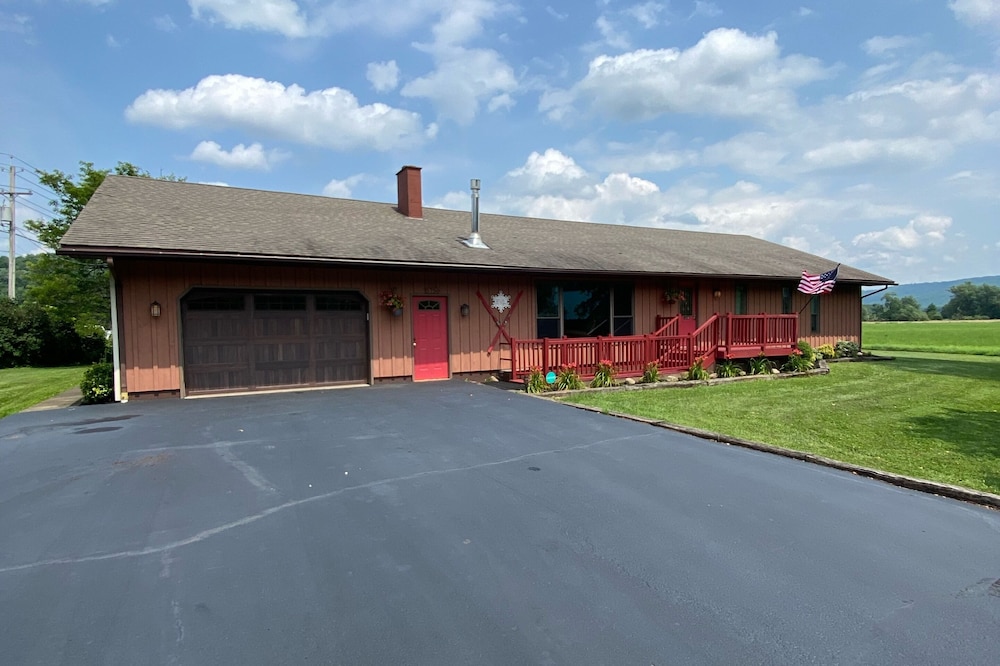 Close to Holiday Valley and Village. Spacious Rooms, Great for families!