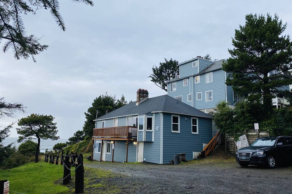BOUTIQUE, VINTAGE 1 BEDROOM OCEAN FRONT SUITE W/FULL KITCHEN, OCEAN & BEACH VIEW