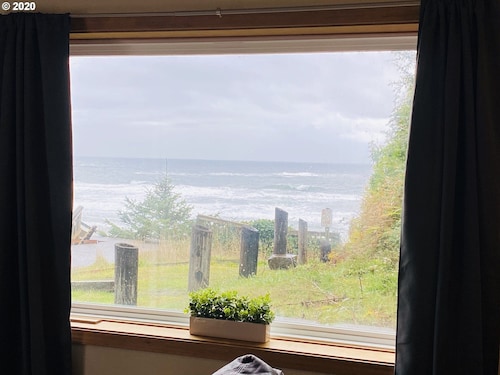 BOUTIQUE, VINTAGE 1 BEDROOM OCEAN FRONT SUITE W/FULL KITCHEN, OCEAN & BEACH VIEW