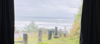 BOUTIQUE, VINTAGE 1 BEDROOM OCEAN FRONT SUITE W/FULL KITCHEN, OCEAN & BEACH VIEW