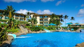 Een buitenzwembad en een verwarmd zwembad