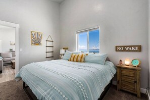 3 bedrooms, desk, iron/ironing board, travel cot - Sauna, Hot Tub, Arcade, Lake Views + Beach Pass! (Garden City)