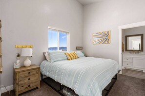 3 Schlafzimmer, Schreibtisch, Bügeleisen/Bügelbrett, Reisekinderbett