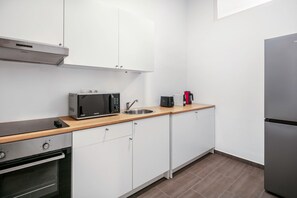 冷蔵庫、電子レンジ、オーブン、コンロ