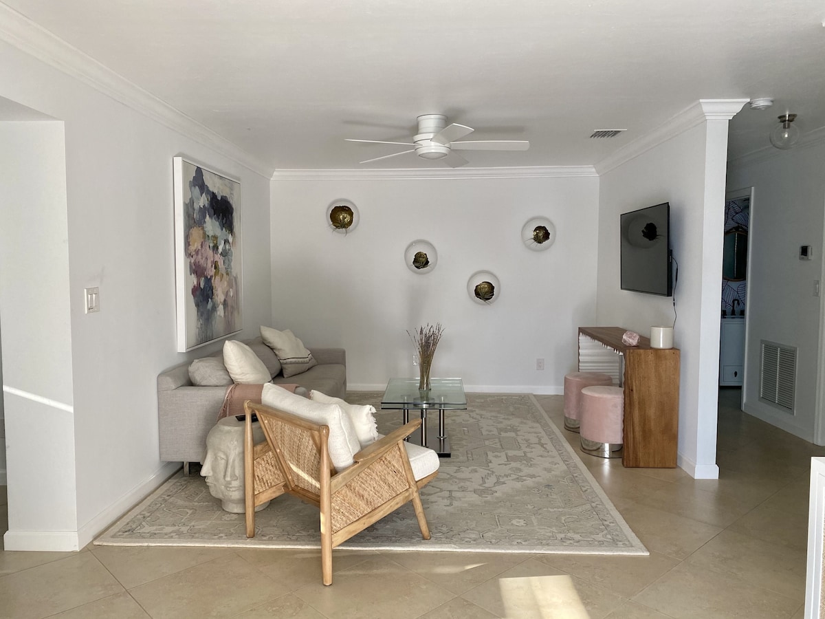 Photo 8 of Beach Bungalow - walking distance to Beach and Fifth Ave.