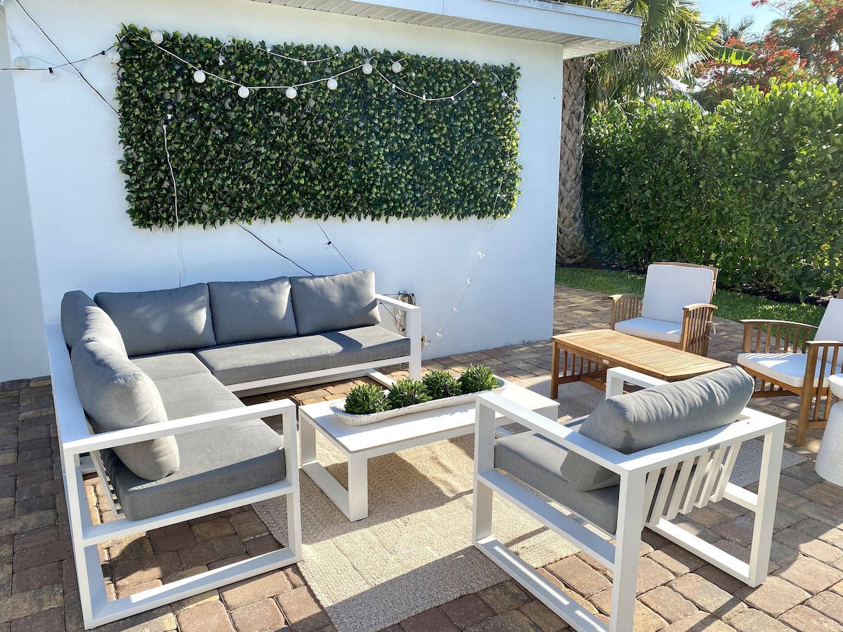 Photo 6 of Beach Bungalow - walking distance to Beach and Fifth Ave.