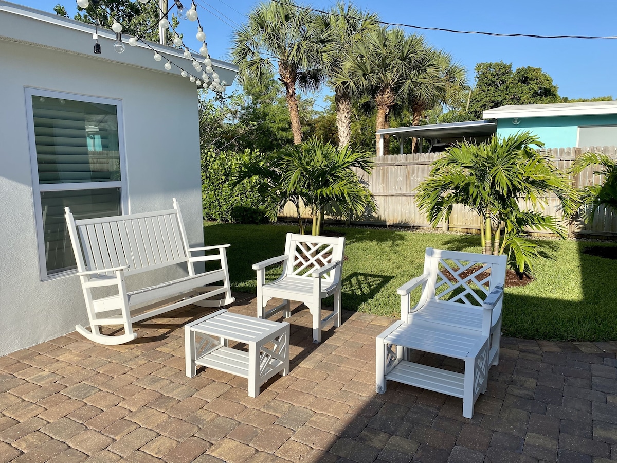 Beach Bungalow - walking distance to Beach and Fifth Ave.