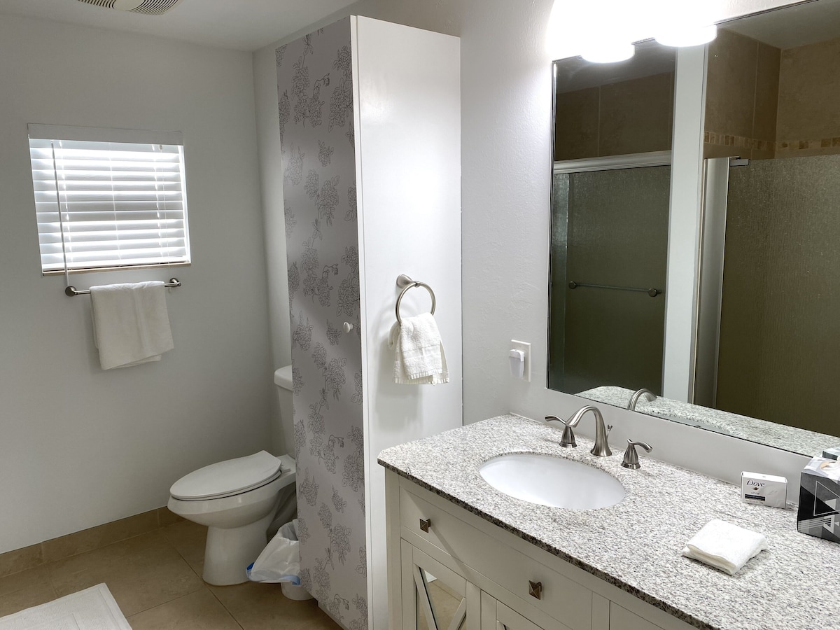 Photo 13 of Beach Bungalow - walking distance to Beach and Fifth Ave.