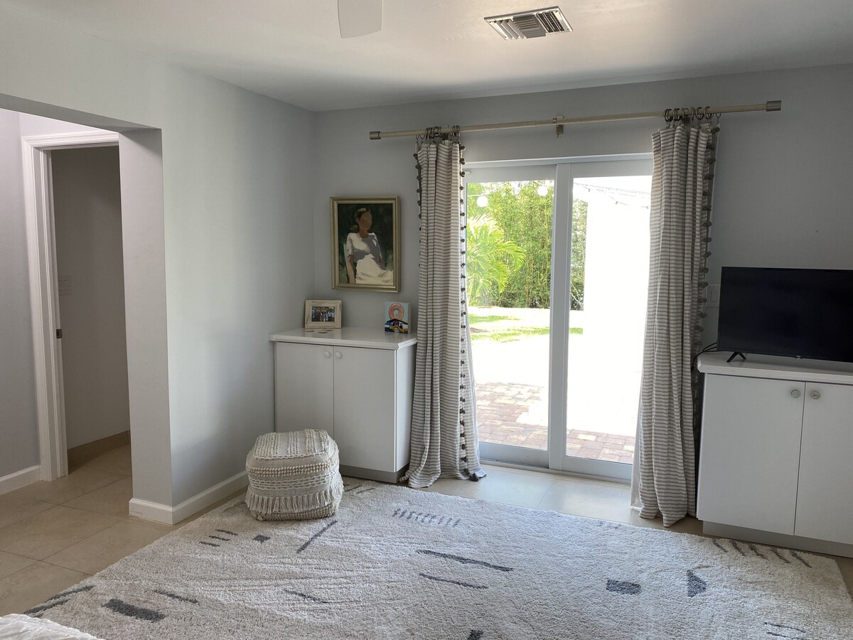 Photo 11 of Beach Bungalow - walking distance to Beach and Fifth Ave.