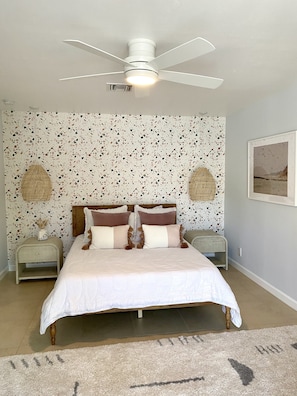 2 bedrooms, free WiFi, bed sheets - Beach Bungalow - walking distance to Beach and Fifth Ave. (Naples)