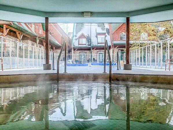 Utomhuspool och uppvärmd pool