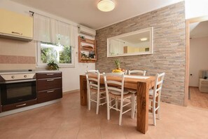 Kjøleskap, mikrobølgeovn, ovn og oppvaskmaskin