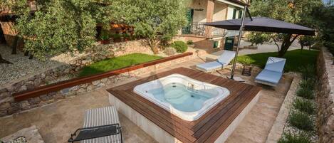 Outdoor spa tub