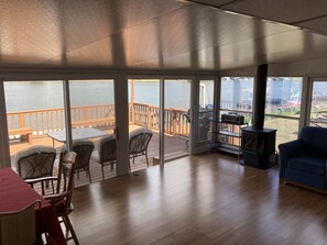 TV connectée, livres, chaîne hi-fi