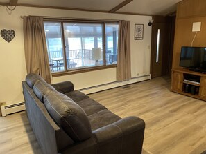 TV connectée, livres, chaîne hi-fi