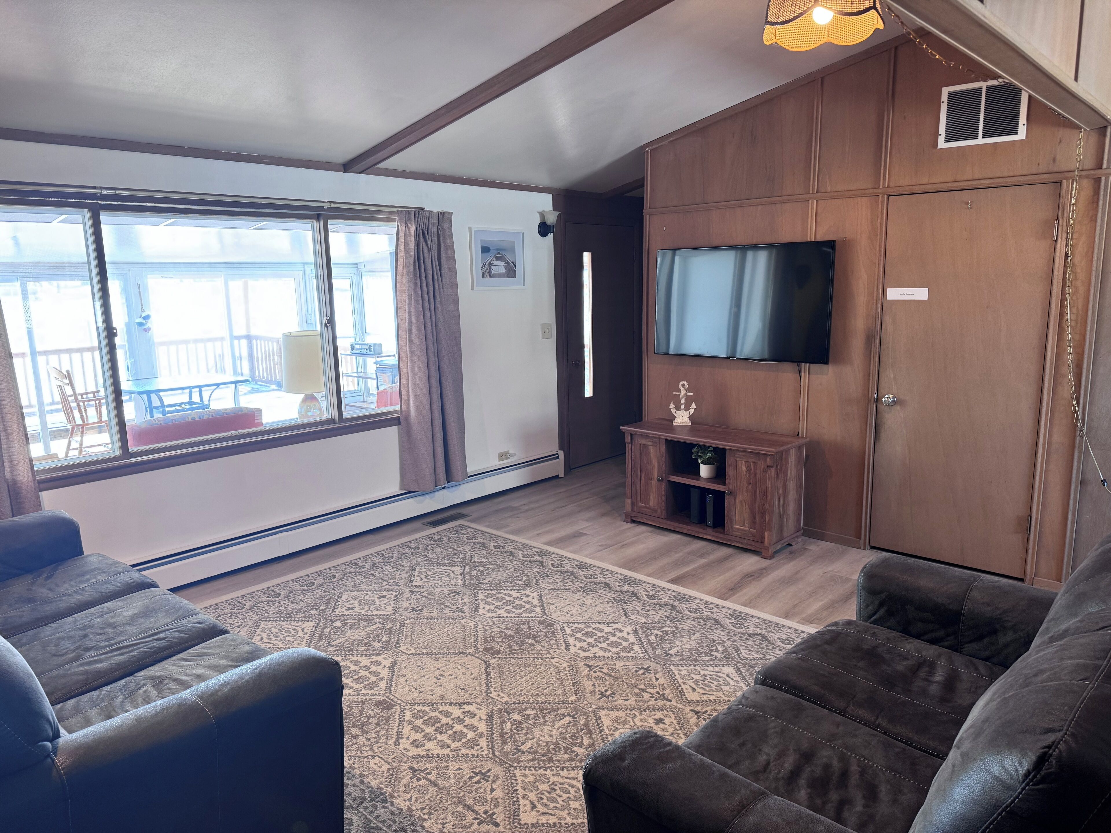 智能电视、书、立体声音响