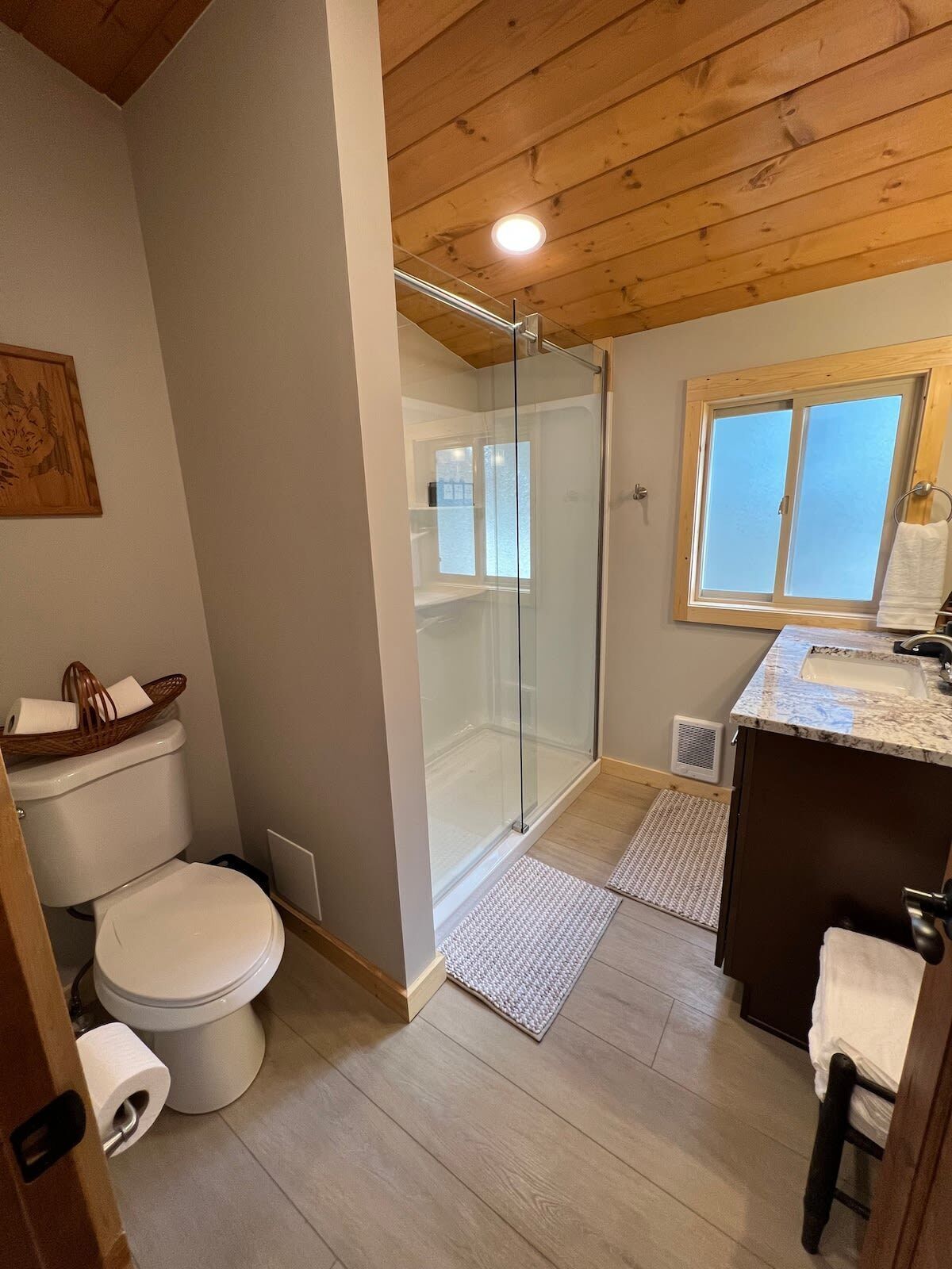 Douche, séchoir à cheveux, serviettes fournies, shampooing