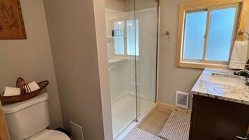 Douche, séchoir à cheveux, serviettes fournies, shampooing