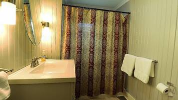 Duschwanne, Haartrockner, Handtücher, Seife