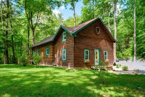 Exterior - Cabin By The Creek! Inground Pool! Spa! (Dayton)