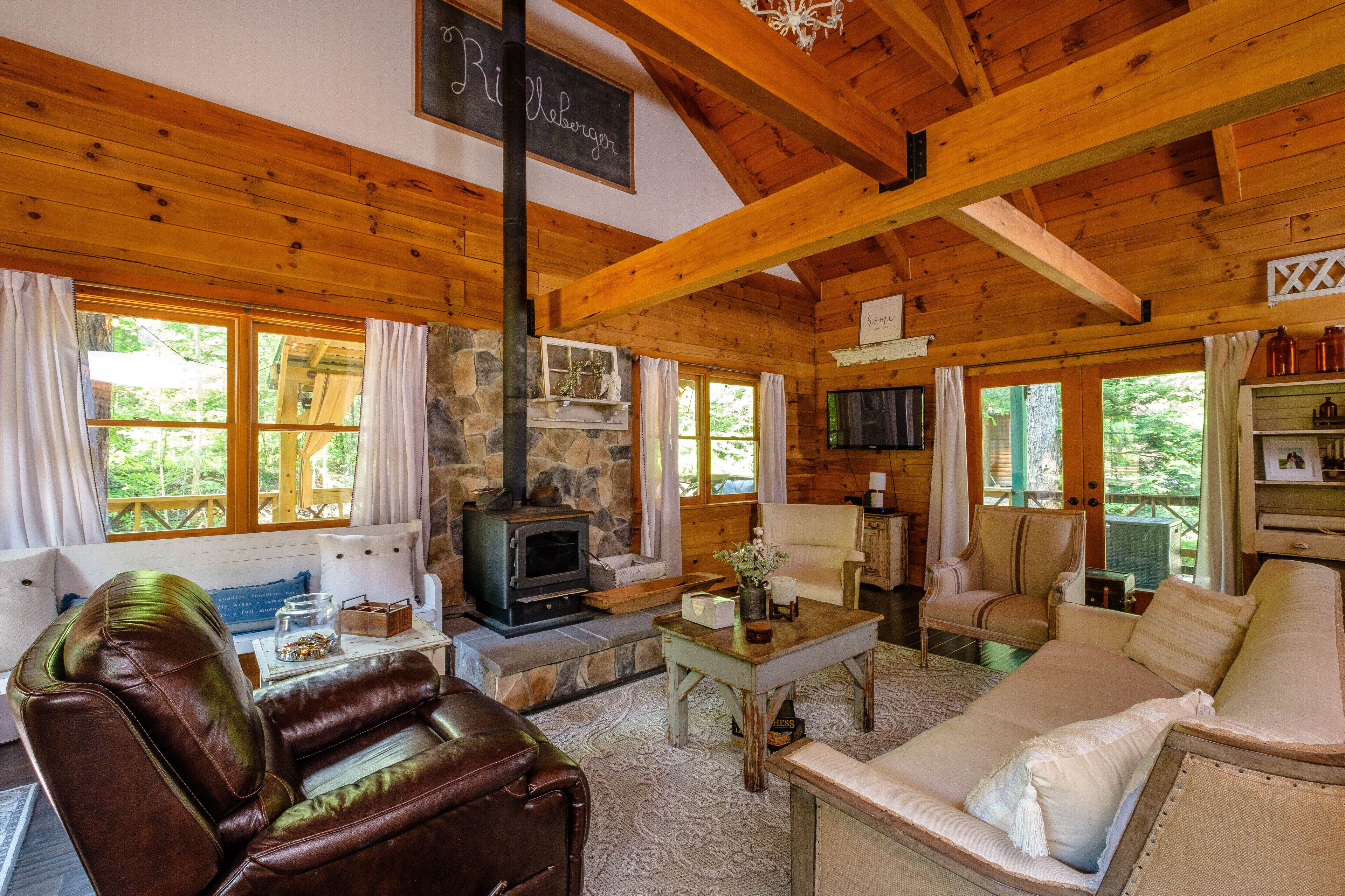 Älytelevisio, takka, videopelejä, tietokoneen näyttö