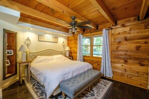 3 bedrooms, in-room safe, desk, free WiFi - Cabin By The Creek! Inground Pool! Spa! (Dayton)