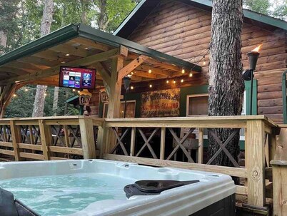Cabin By The Creek! Inground Pool! Spa!