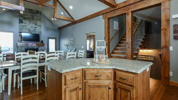 Casa (Cedar Crest Lodge - Resort Amenities ) | Cucina privata | Frigorifero, microonde, piano cottura, lavastoviglie
