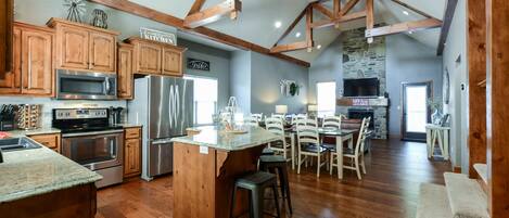 Casa (Cedar Crest Lodge - Resort Amenities ) | Cozinha privada | Geladeira, micro-ondas, cooktop, lava-louças