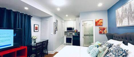 Desk, iron/ironing board, WiFi, bed sheets
