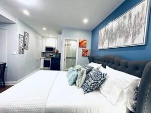 Desk, iron/ironing board, WiFi, bed sheets - Downtown City Hall close by Kimmel Center Suite (Philadelphia)
