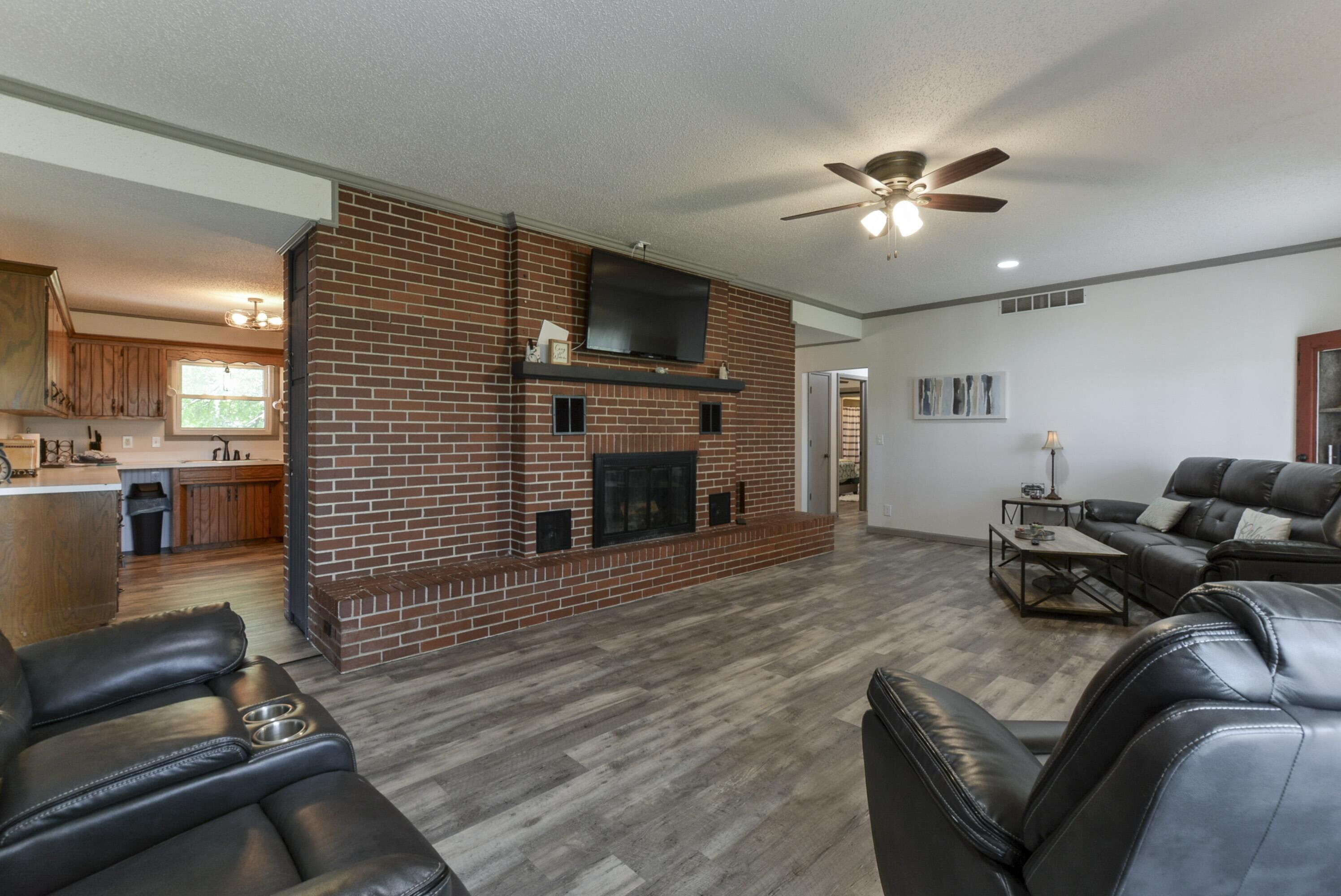 Nhà (Country Classic - 15min to downtown -) | Phòng khách | Lò sưởi 