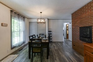 House (Country Classic - 15min to downtown -) | Dining