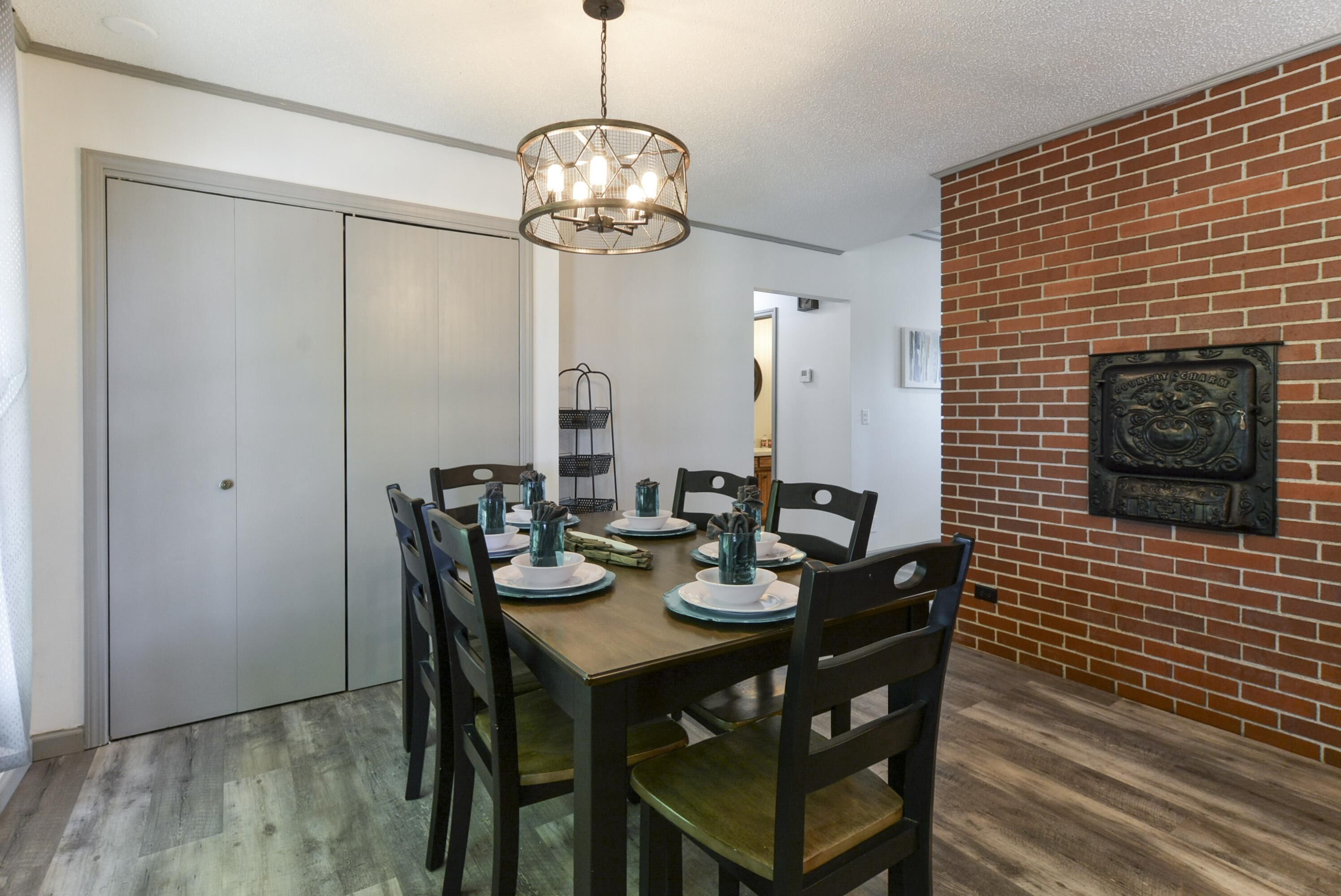 Nhà (Country Classic - 15min to downtown -) | Bếp riêng | Tủ lạnh, lò vi sóng, bếp nấu, máy rửa bát 